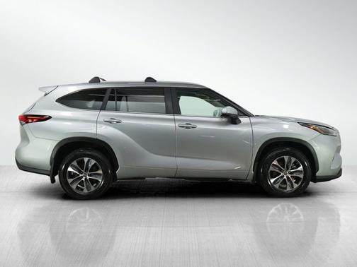 Celestial Silver Metallic 2023 Toyota Highlander XLE