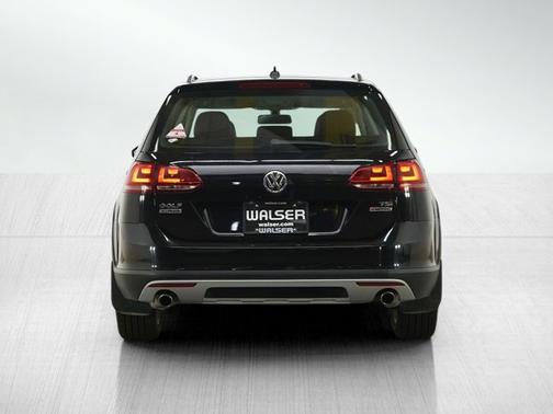 Deep Black Pearl 2017 Volkswagen Golf Alltrack SE