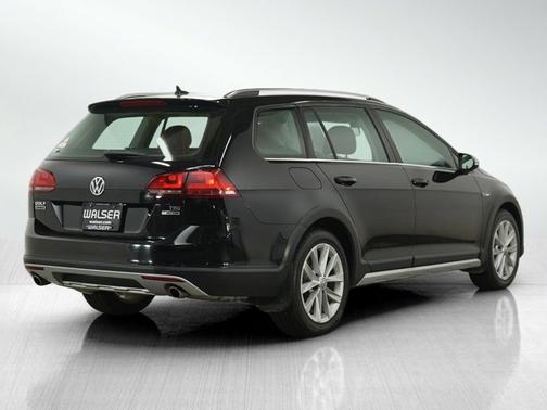 Deep Black Pearl 2017 Volkswagen Golf Alltrack SE