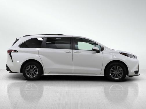 2022 Toyota Sienna LE