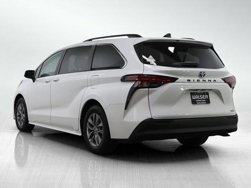 2022 Toyota Sienna LE