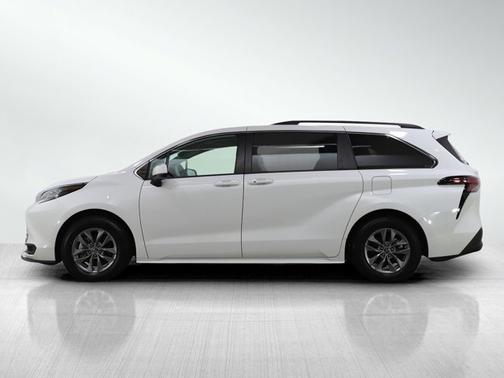 2022 Toyota Sienna LE