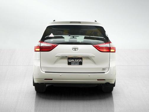 Blizzard Pearl 2017 Toyota Sienna XLE Premium