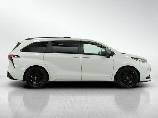 2021 Toyota Sienna LE 8 Passenger