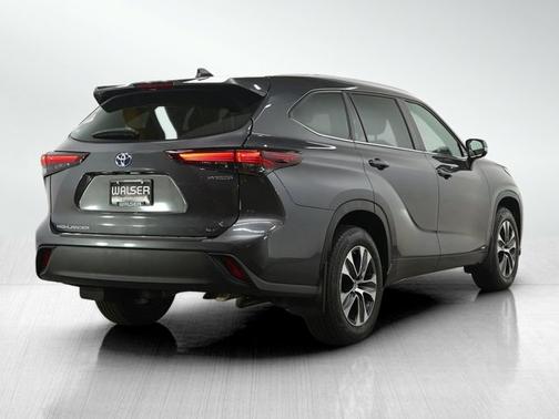 Magnetic Gray Metallic 2024 Toyota Highlander Hybrid XLE