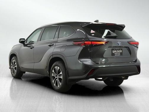 Magnetic Gray Metallic 2024 Toyota Highlander Hybrid XLE