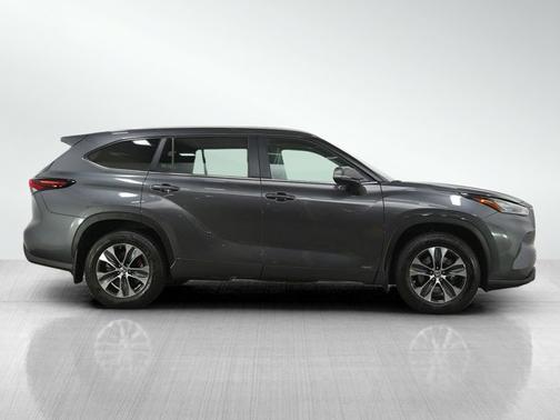 Magnetic Gray Metallic 2024 Toyota Highlander Hybrid XLE