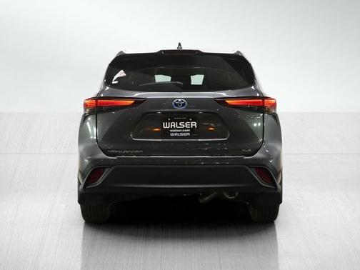 Magnetic Gray Metallic 2024 Toyota Highlander Hybrid XLE