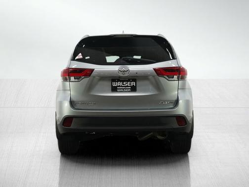 Celestial Silver Metallic 2019 Toyota Highlander XLE