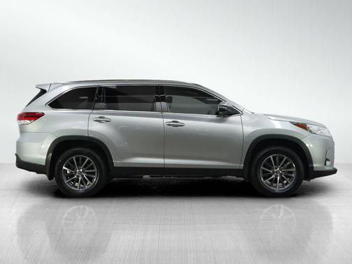 Celestial Silver Metallic 2019 Toyota Highlander XLE