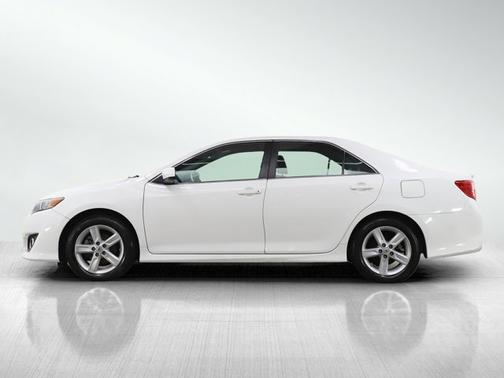 Super White 2013 Toyota Camry SE