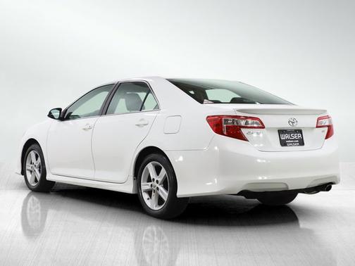Super White 2013 Toyota Camry SE