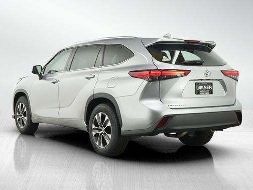 Celestial Silver Metallic 2021 Toyota Highlander XLE