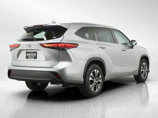 Celestial Silver Metallic 2021 Toyota Highlander XLE