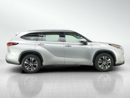 Celestial Silver Metallic 2021 Toyota Highlander XLE