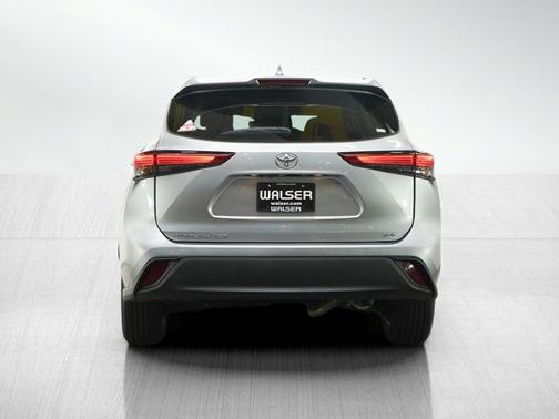 Celestial Silver Metallic 2021 Toyota Highlander XLE