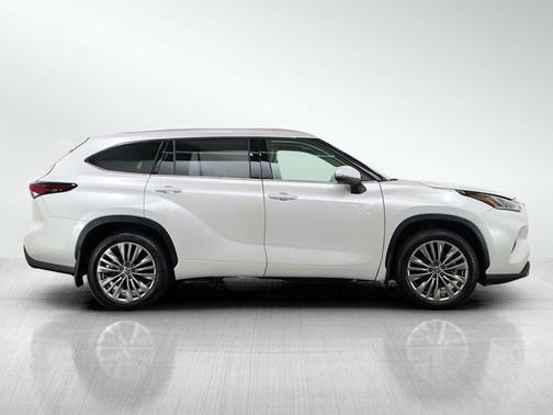 Pearl 2024 Toyota Highlander Platinum