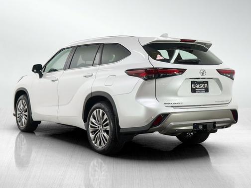 Pearl 2024 Toyota Highlander Platinum