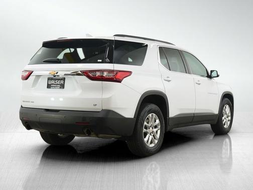 Iridescent Pearl Tricoat 2020 Chevrolet Traverse LT Cloth