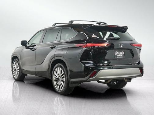 Midnight Black Metallic 2024 Toyota Highlander Platinum