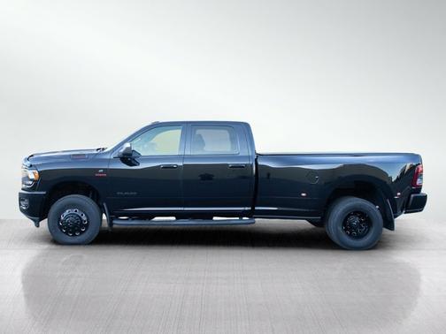 Diamond Black Crystal Pearlcoat 2022 RAM 3500 Big Horn