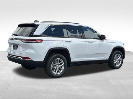 Bright White Clearcoat 2026 Jeep Grand Cherokee Altitude