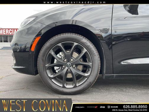 Diamond Black Crystal Pearlcoat 2026 Chrysler Pacifica L
