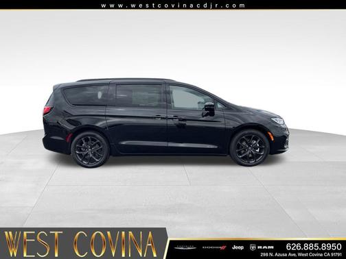 Diamond Black Crystal Pearlcoat 2026 Chrysler Pacifica L