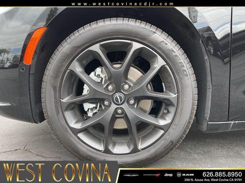 Diamond Black Crystal Pearlcoat 2026 Chrysler Pacifica L