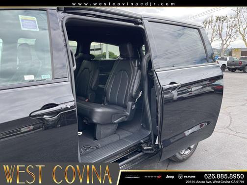 Diamond Black Crystal Pearlcoat 2026 Chrysler Pacifica L