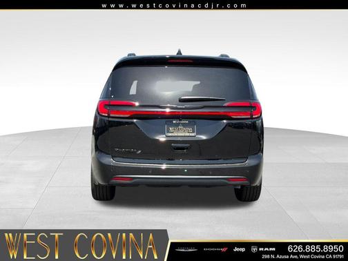 Diamond Black Crystal Pearlcoat 2026 Chrysler Pacifica L