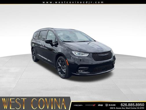 Diamond Black Crystal Pearlcoat 2026 Chrysler Pacifica L