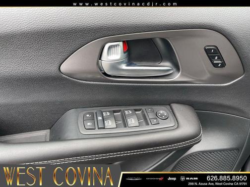 Diamond Black Crystal Pearlcoat 2026 Chrysler Pacifica L