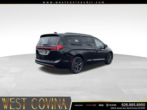Diamond Black Crystal Pearlcoat 2026 Chrysler Pacifica L