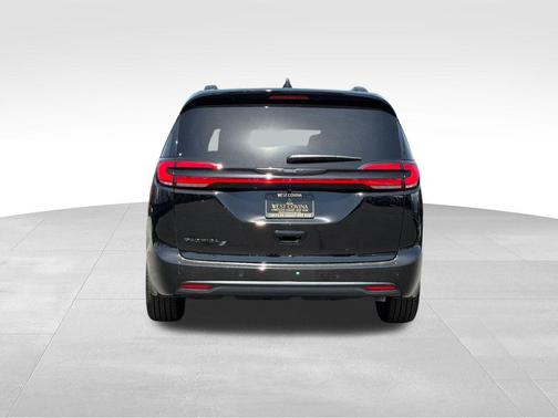 Diamond Black Crystal Pearlcoat 2026 Chrysler Pacifica L