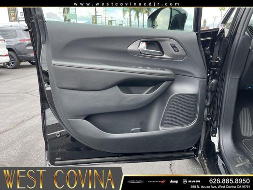 Diamond Black Crystal Pearlcoat 2026 Chrysler Pacifica L