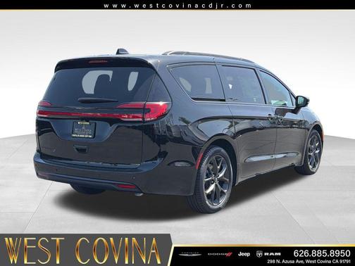 Diamond Black Crystal Pearlcoat 2026 Chrysler Pacifica L