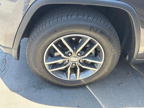 Crystal Metallic 2018 Jeep Grand Cherokee Limited