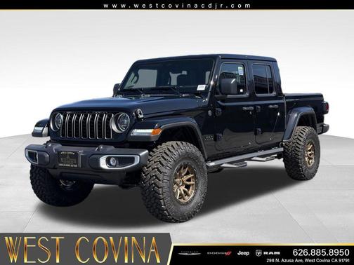 Black Clearcoat 2026 Jeep Gladiator Sahara 4x4