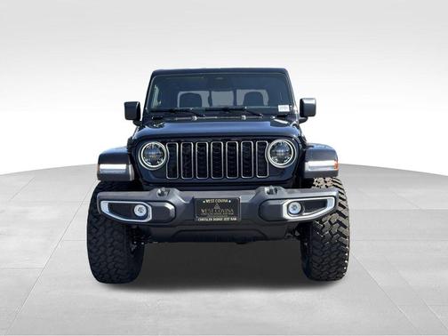 Black Clearcoat 2026 Jeep Gladiator Sahara 4x4