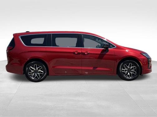 Red Hot Pearlcoat 2027 Chrysler Pacifica Limited