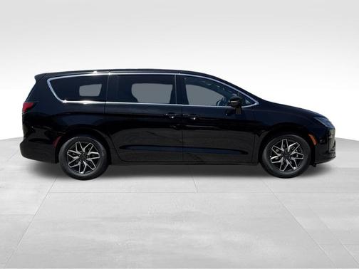 Diamond Black Crystal Pearlcoat 2027 Chrysler Pacifica Limited