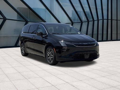 Diamond Black Crystal Pearlcoat 2027 Chrysler Pacifica Limited