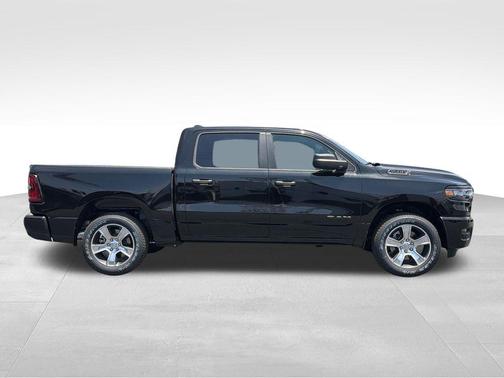 Diamond Black Crystal Pearlcoat 2026 RAM 1500 Express