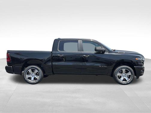 Diamond Black Crystal Pearlcoat 2026 RAM 1500 Express