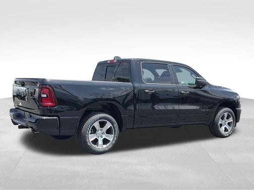 Diamond Black Crystal Pearlcoat 2026 RAM 1500 Express