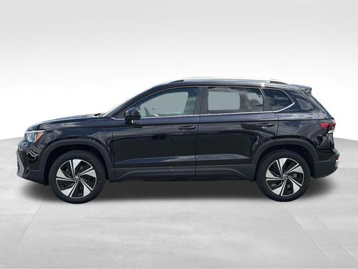 Deep Black Pearl 2025 Volkswagen Taos 1.5T SE