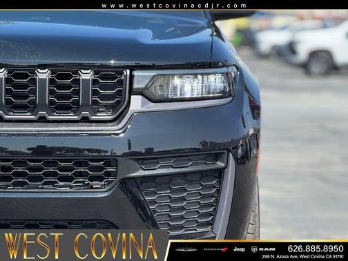 Diamond Black Crystal Pearlcoat 2026 Jeep Grand Cherokee Altitude