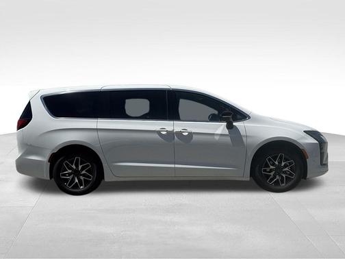 Bright White Clearcoat 2027 Chrysler Pacifica Limited