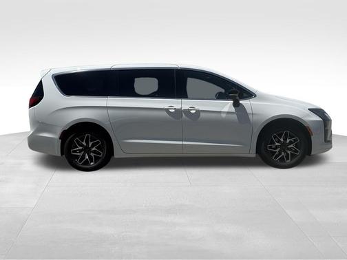 Bright White Clearcoat 2027 Chrysler Pacifica Limited